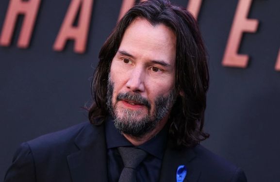 Acteur Keanu Reeves interprétant Johnny Silverhand[13]